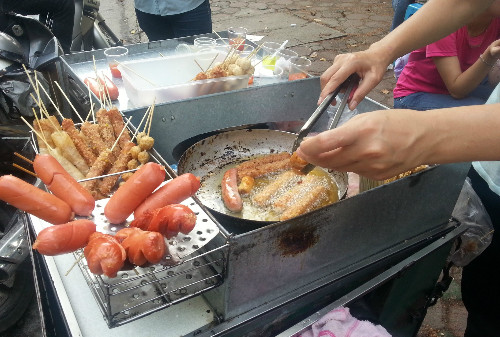 Những xiên đồ ăn được rán bằngdầu chiên đi chiên lại nhiều lần. Ảnh. T.Q.