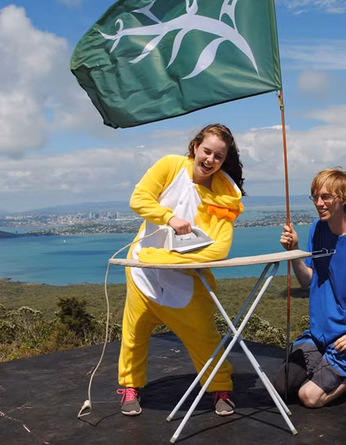 Là đồ bằng năng lượng mặt trời.