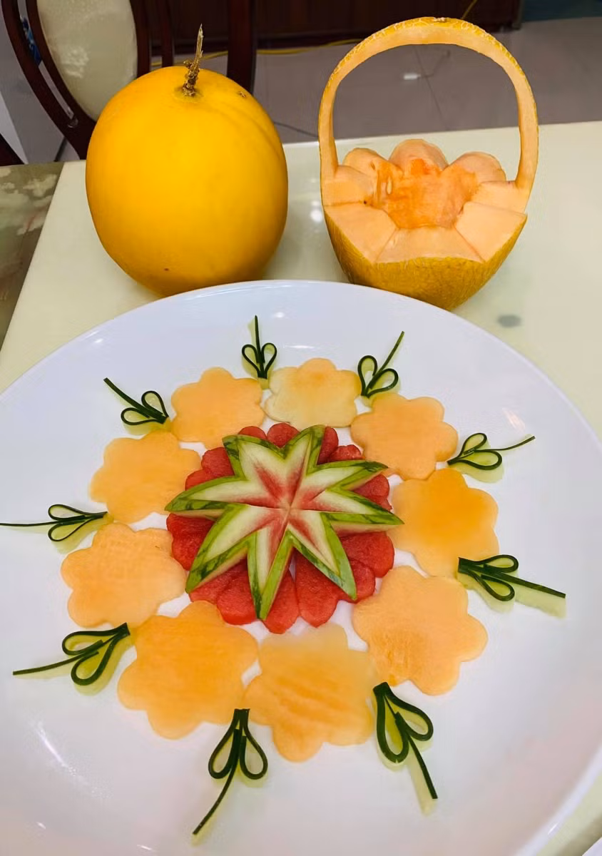 Có khuôn sẵn nên chỉ cần cắt dưa thành lát mỏng, cho khuôn vào nhấn là xong.