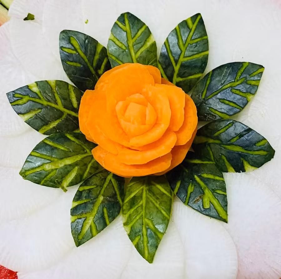 Hoa cà rốt, lá được làm từ vỏ dưa hấu.