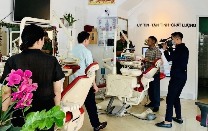 Dù không phép nhưng Nha khoa Sài Gòn vẫn hoạt động khám chữa bệnh. Dù không phép nhưng Nha khoa Sài Gòn vẫn hoạt động khám chữa bệnh.