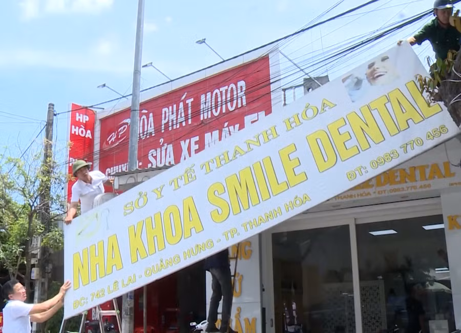 Một cơ sở Nha khoa hoạt động 'chui' bị cơ quan chức năng tháo dỡ biển bảng. (Ảnh: HL).