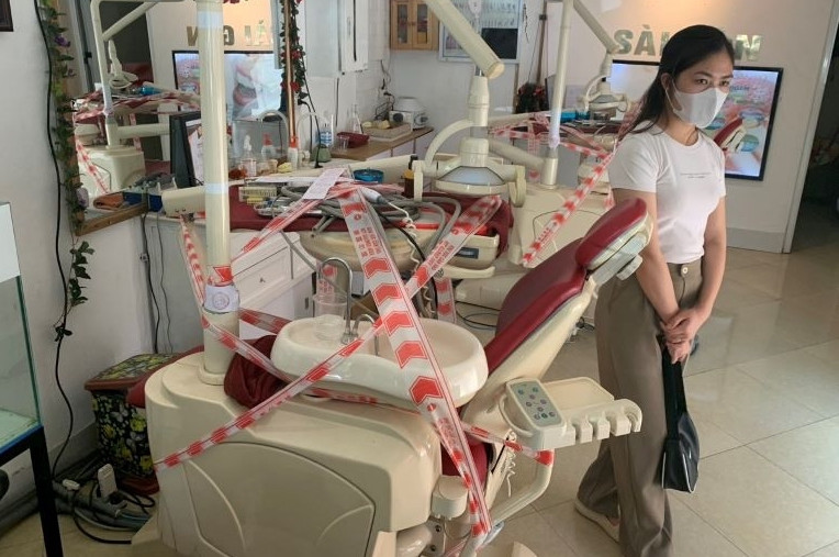 Niêm phong thiết bị bên trong Nha khoa Sài Gòn. (Ảnh: HL). Niêm phong thiết bị bên trong Nha khoa Sài Gòn. (Ảnh: HL).