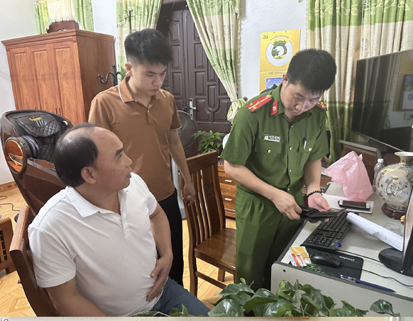 Cảnh sát khám xét một địa điểm “tín dụng đen”. (Ảnh: CATH)