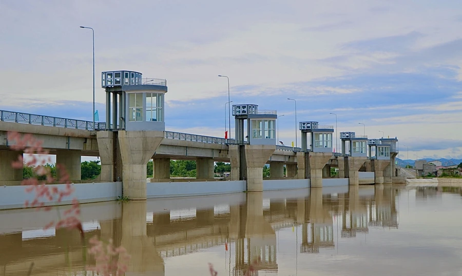  Công trình đập hạ lưu sông Dinh. (Ảnh: Duy Quan).