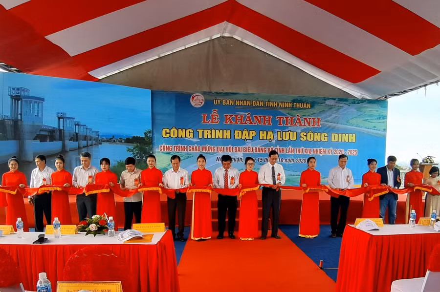 Cắt băng khánh thành dự án. (Ảnh: Duy Quan).