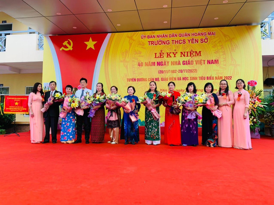 Nhà trường tặng hoa tri ân các thầy cô giáo qua các thời kỳ của trường. Nhà trường tặng hoa tri ân các thầy cô giáo qua các thời kỳ của trường.