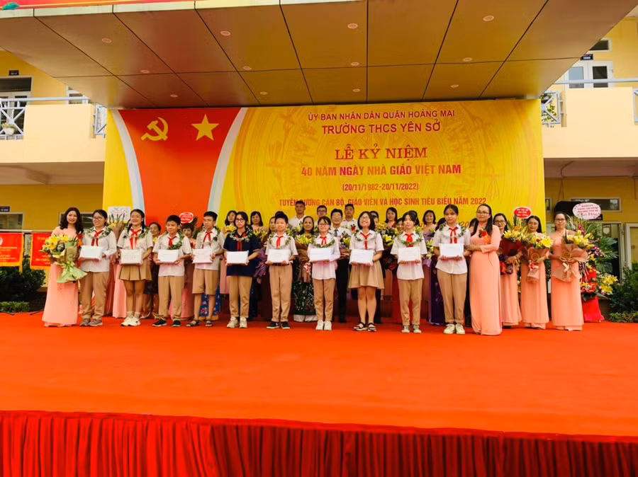 Các giáo viên, học sinh xuất sắc được khen thưởng nhân dịp ngày Nhà giáo Việt Nam.