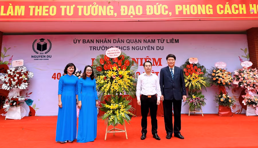 Trường THCS Nguyễn Du - Nam Từ Liêm được nhận Bằng khen của UBND TP Hà Nội do có nhiều thành tích trong năm học 2021-2022.