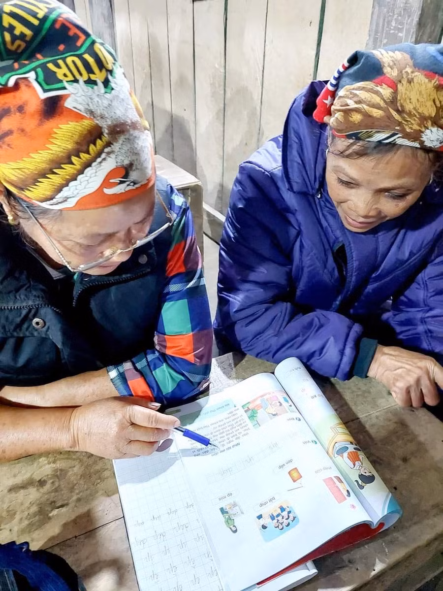 Bà con đồng bào dân tộc thiểu số trên địa bàn huyện Chợ Đồn vô cùng phấn khởi khi được tham gia các lớp học xoá mù chữ.