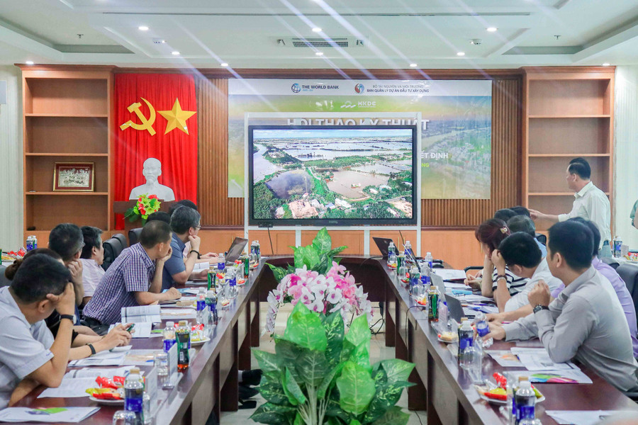 Các chuyên gia giới thiệu về giải pháp ứng dụng phân tích các vấn đề của ĐBSCL.