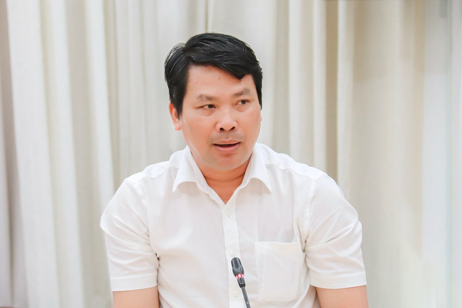 Ông Hà Vũ Sơn, Giám đốc Sở Công Thương TP Cần Thơ trao đổi về &quot;chợ cho phụ nữ đơn thân&quot; tại buổi họp báo ngày 19/4.