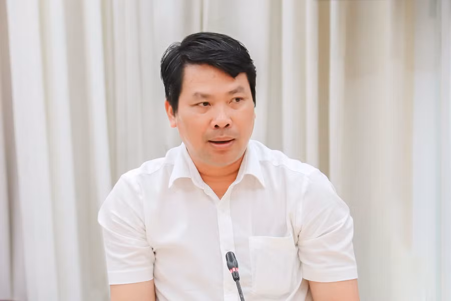 Ông Hà Vũ Sơn, Giám đốc Sở Công Thương TP Cần Thơ trao đổi về "chợ cho phụ nữ đơn thân" tại buổi họp báo ngày 19/4.