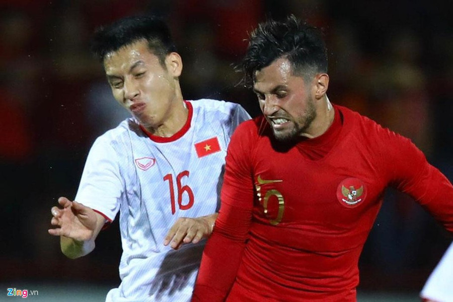 Hùng Dũng (trái) có thể thi đấu nhiều vị trí nơi hàng tiền vệ