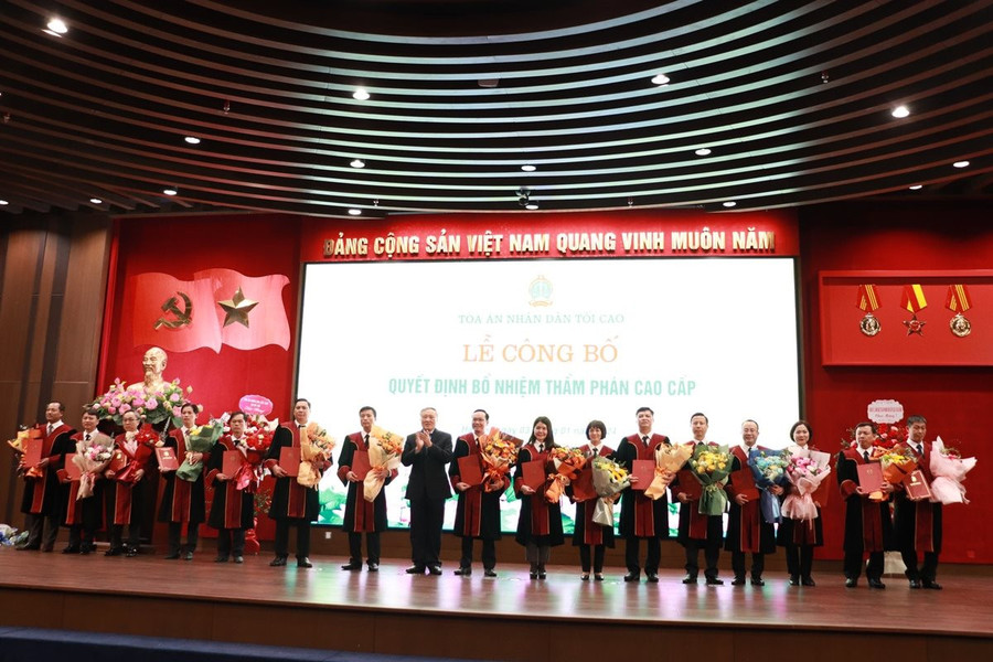 Chánh án TANDTC Nguyễn Hòa Bình trao các Quyết định và tặng hoa chúc mừng 16 Thẩm phán cao cấp. Chánh án TANDTC Nguyễn Hòa Bình trao các Quyết định và tặng hoa chúc mừng 16 Thẩm phán cao cấp.