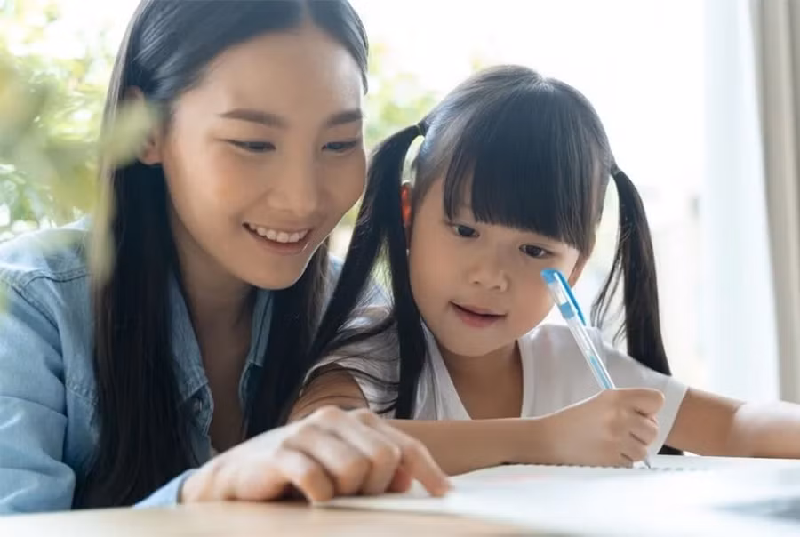 Cha mẹ chỉ cần dạy con cách chuẩn bị và lên kế hoạch cho cuộc sống thay vì lập sẵn kế hoạch cho con. (Ảnh: ITN).