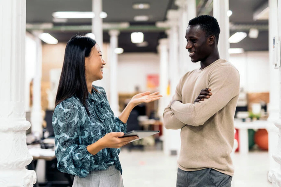 Hãy chú ý đến cảm xúc của người mà bạn đang nói chuyện. (Ảnh: ITN).