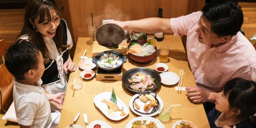 Tại bàn ăn, hãy tập cho con đợi đến lượt mình nói. (Ảnh: ITN). Tại bàn ăn, hãy tập cho con đợi đến lượt mình nói. (Ảnh: ITN).