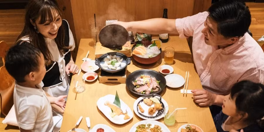 Tại bàn ăn, hãy tập cho con đợi đến lượt mình nói. (Ảnh: ITN).