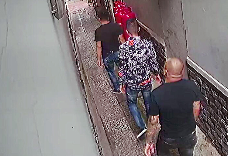 Một trong những nhóm người vào nhà ông Linh hăm doạ. Ảnh:Tùng Linh. Một trong những nhóm người vào nhà ông Linh hăm doạ. Ảnh: Tùng Linh.