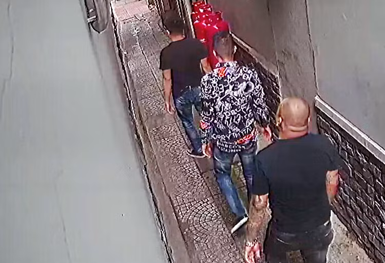 Một trong những nhóm người vào nhà ông Linh hăm doạ. Ảnh: Tùng Linh.