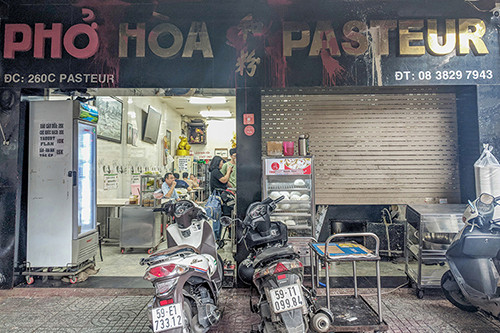 Bảng hiệu quán Phở bị ném sơn. Ảnh:Tùng Linh. Bảng hiệu quán Phở bị ném sơn. Ảnh: Tùng Linh.