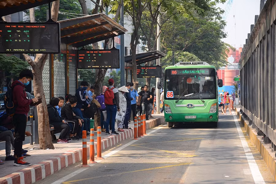 Nhiều người dân cho rằng làn đường riêng cho xe buýt không hợp lý, gây kẹt xe. Ảnh: Đỗ Loan