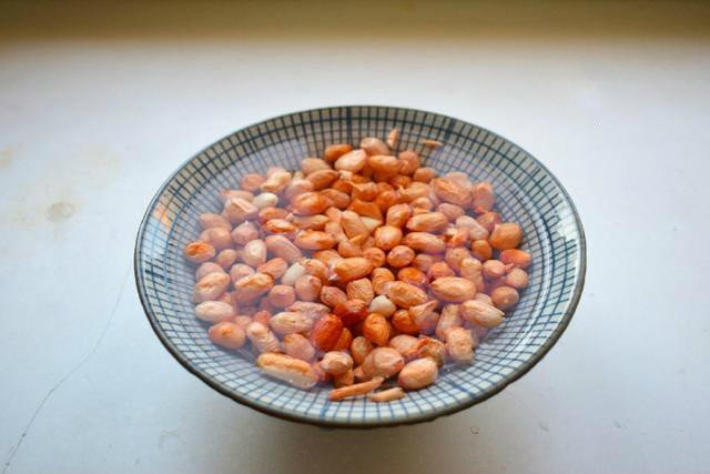 Chỉ cần thêm bước này, món lạc rang muối giòn thơm ngay lập tức