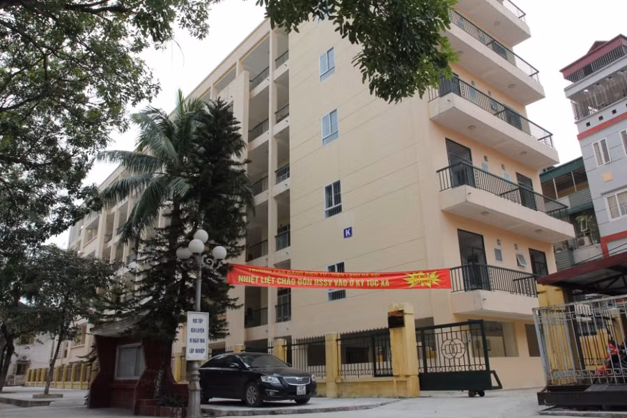 Có ưu thế hơn một số trường trên cùng địa bàn Hà Nội, HCEET có khu Ký túc xá ngay tại trường. Bên cạnh đó, trường cũng bố trí căng tin, khu nghỉ giải lao giữa giờ rất thuận tiện cho HSSV theo học.