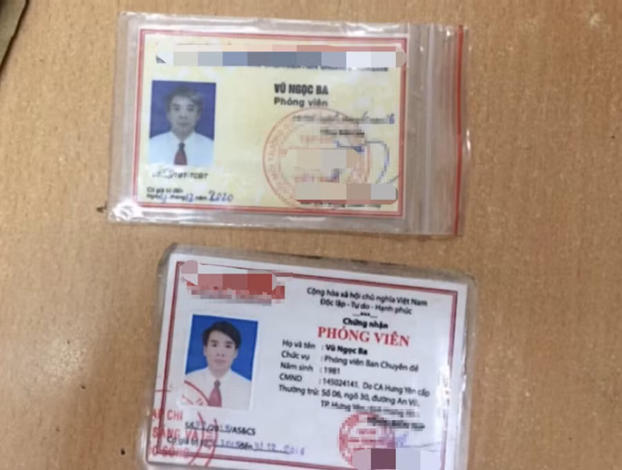 Vũ Ngọc Ba có một số giấy tờ chứng minh mình là phóng viên khi đi giao dịch với đơn vị