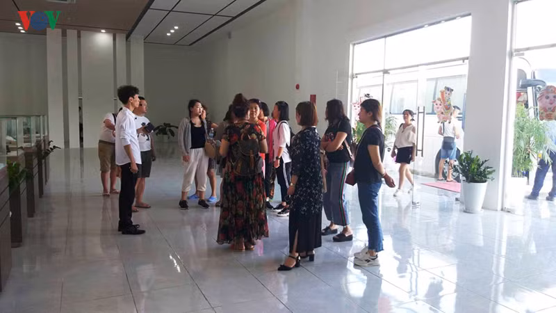 Nhiều người nước ngoài đã đến Khánh Hòa để bán hàng cho khách du lịch.