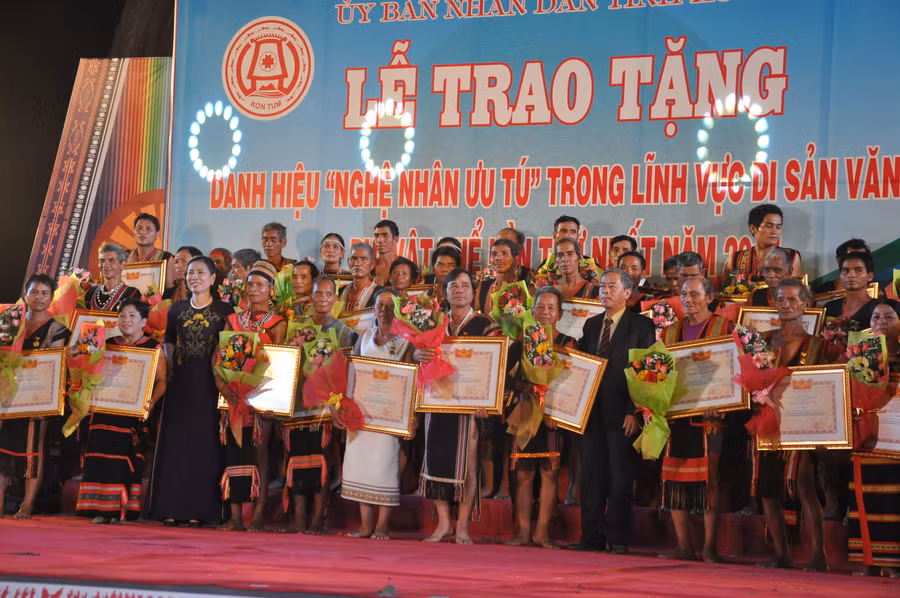 Vinh danh nghệ nhân ưu tú trong lĩnh vực văn hóa phi vật thể