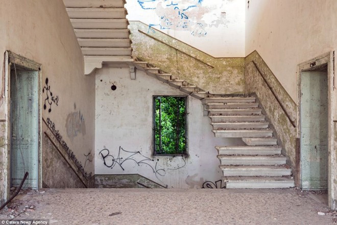  Đến thể kỷ 20, một bệnh viện tâm thần đã được mở trên hòn đảo này, điều kỳ lạ xảy ra là trong khi tất cả các bác sĩ và y tá đều không nghe thấy gì thì những bệnh nhân lại suốt ngày đập phá, la hét vì nhìn thấy các linh hồn vất vưởng xung quanh bệnh viện.