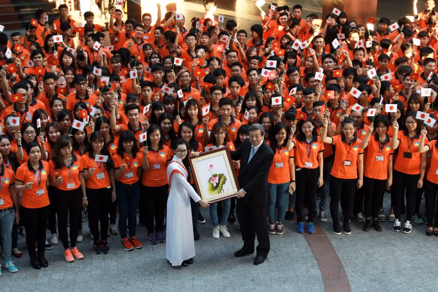 Ngài Hayashi Motoo chụp ảnh kỉ niệm với sinh viên HUTECH