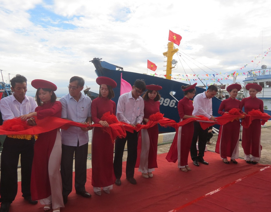 Lễ cắt băng hạ thủy tàu vỏ thép TTH.99996.TS