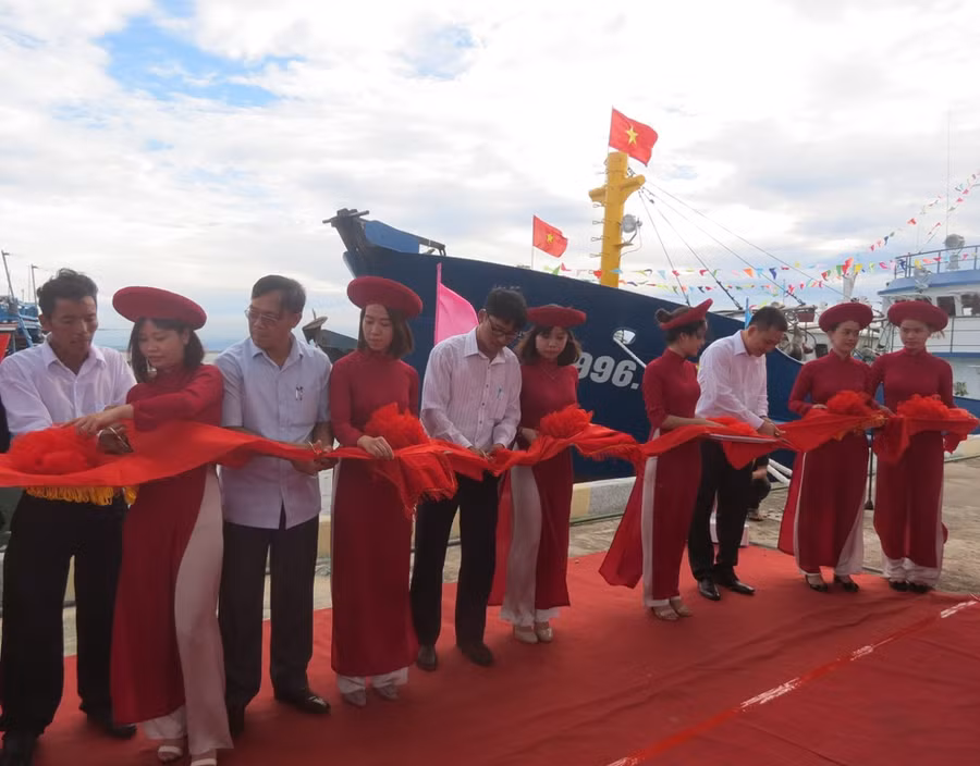 Lễ cắt băng hạ thủy tàu vỏ thép TTH.99996.TS