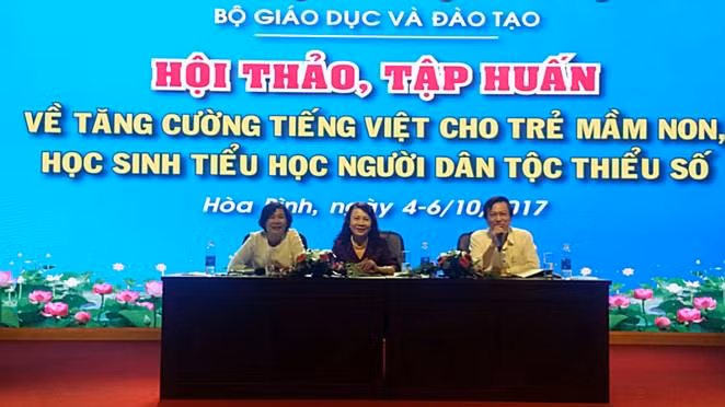 Bà Nguyễn Thị Nghĩa, Thứ trưởng Bộ GD&ĐT cùng lãnh đạo Vụ Giáo dục Mầm Non và Lãnh đạo Vụ Giáo dục Tiểu học (Bộ GD&ĐT) cùng chỉ đạo Hội thảo. 