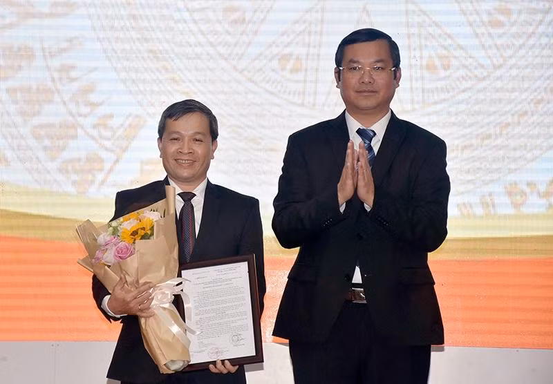 Ông Ngô Văn Thuyên (trái) khi được bổ nhiệm giữ chức Chủ tịch Hội đồng trường, Trường ĐH Sư phạm Kỹ thuật TP.HCM