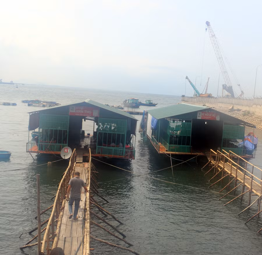 Nhà hàng bè nổi sơ sài trên biển Hà Tĩnh