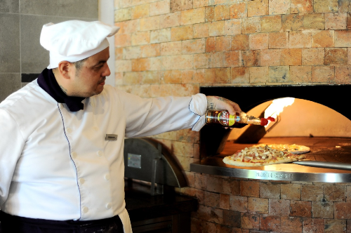 Nước Mắm Ông Kỳ, dòng nước mắm cốt hảo hạng của Phú Quốc là bí quyết nấu món Tây của đầu bếp ở khu resort 5 sao Salinda Resort và Spa. cong-dung-bat-ngo-cua-nuoc-mam-khong-phai-ai-cung-biet-1