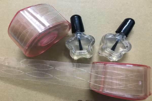 Bộ dụng cụ gồm lọ keo dính và miếng dán lưới để định hình mí mắt. Bộ dụng cụ gồm lọ keo dính và miếng dán lưới để định hình mí mắt. Ảnh: Cẩm Anh