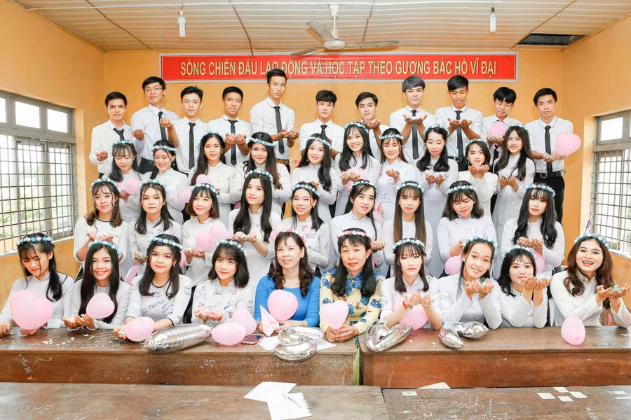 Tập thể lớp học của Diệu Ái trong hình kỷ yếu.