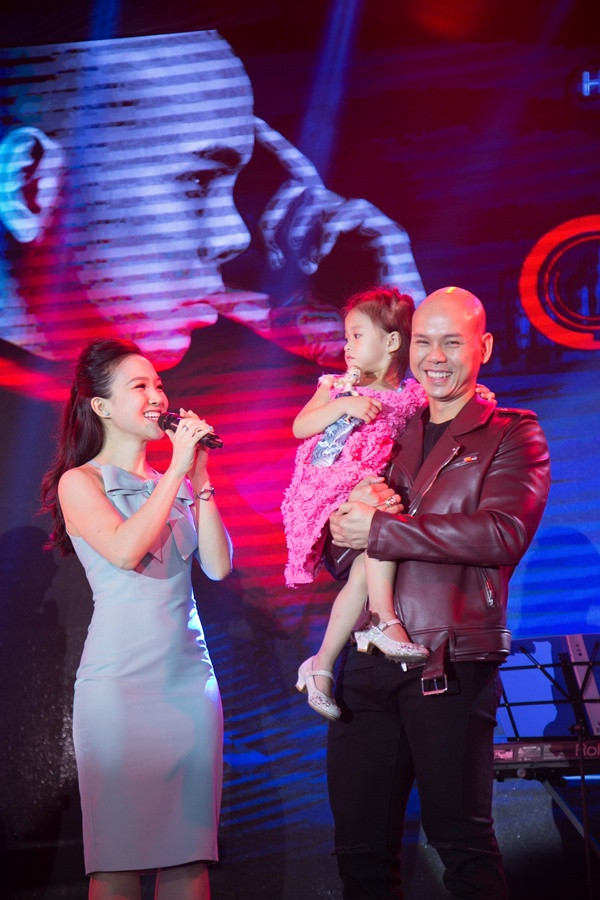 Phan Đinh Tùng ngọt ngào hôn vợ trong ngày ra mắt CD ảnh 7