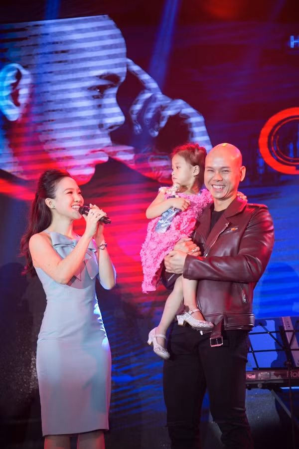 Phan Đinh Tùng ngọt ngào hôn vợ trong ngày ra mắt CD ảnh 7