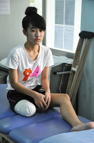 Hà Vi những ngày vừa bị cắt mất chân. Ảnh:Thiên Chương nu-sinh-bi-mat-chan-doat-huy-chuong-olympic-dia-ly-1