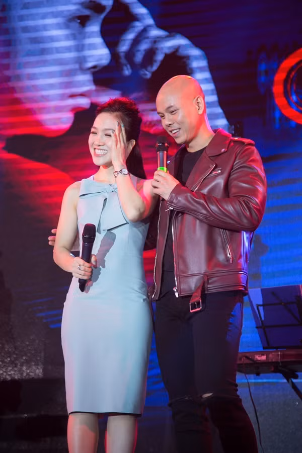 Phan Đinh Tùng ngọt ngào hôn vợ trong ngày ra mắt CD ảnh 5