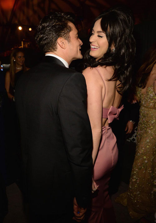 Orlando và Katy Perry nảy nở tình yêu từ tiệc Quả cầu vàng tháng 1/2016. Khi ấy, tài tử 40 tuổi ra sức tán tỉnh giọng ca "The Roar", mặc kệ paparazzi chụp ảnh và mọi người bàn tán. Không ngờ sau 30 phút "cưa cẩm" hết sức lộ liễu này, Katy đã "đổ gục" trước Orlando. chuyen-tinh-on-ao-cua-orlando-bloom-va-katy-perry