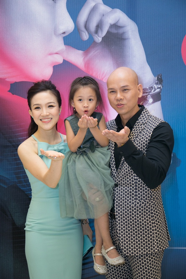 Phan Đinh Tùng ngọt ngào hôn vợ trong ngày ra mắt CD ảnh 2