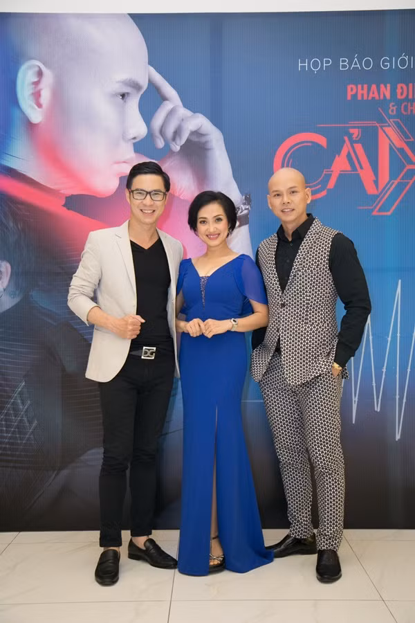 Phan Đinh Tùng ngọt ngào hôn vợ trong ngày ra mắt CD ảnh 12