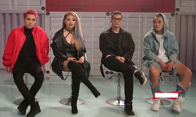 Chiếc quần như "rớt ra khỏi chân" của biên đạo Tuấn Đạt đang trở thành đề tài của cộng đồng mạng.
